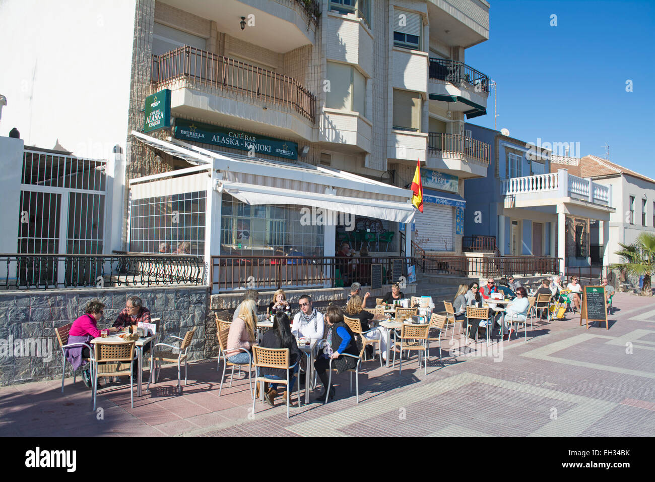 Diners bénéficiant boissons et des repas à l'Alaska/Kenjoki café restaurant à Los Alcazares, Murcia, Espagne Banque D'Images
