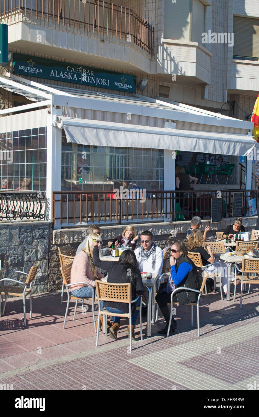 Diners bénéficiant boissons et des repas à l'Alaska/Kenjoki café restaurant à Los Alcazares, Murcia, Espagne Banque D'Images