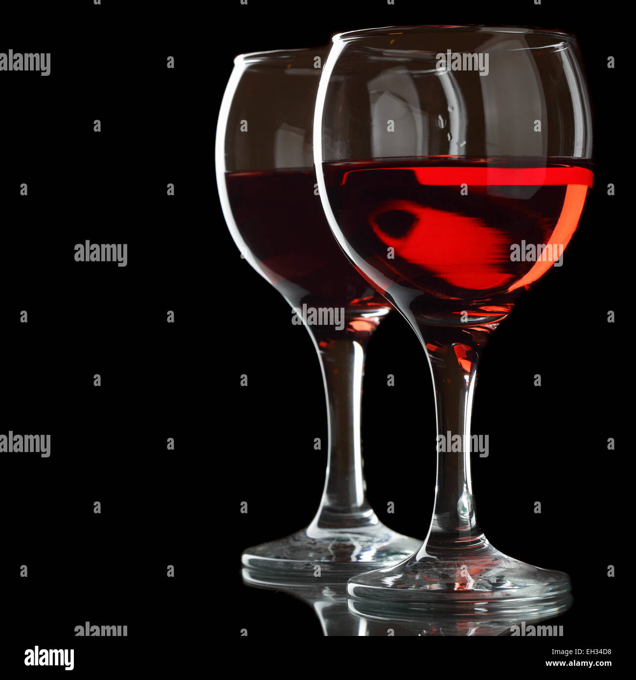 Deux verres de vin rouge sur fond noir isolé Banque D'Images