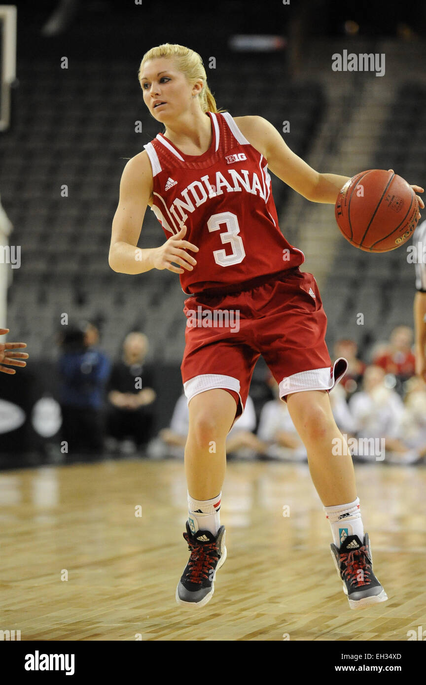 4 mars 2015 : Indiana Hoosiers guard Tyra Bus (3) contrôle le ballon dans la deuxième moitié au cours de la Big Ten 2015 Tournoi de basket-ball féminin match entre l'Indiana Hoosiers et la Rutgers Scarlet Knights au Sears Centre à Hoffman Estates, Illinois. La Rutgers a gagné 63-52. Patrick Gorski/CSM Banque D'Images