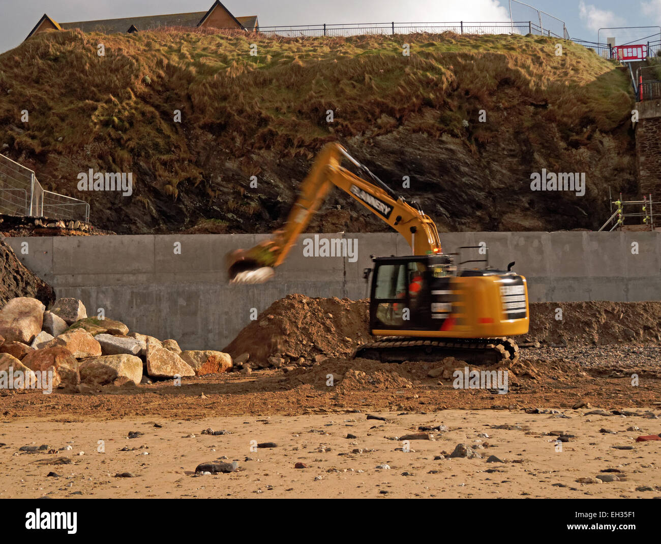 Mur de réparation des dégâts causés par les tempêtes de la mer plage de Towan Newquay Cornwall UK réparation en cours Banque D'Images