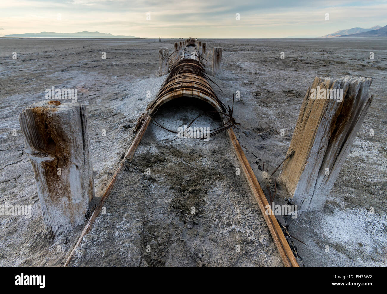 Douves de bois historique Pipeline - Grand Lac Salé - Utah Banque D'Images
