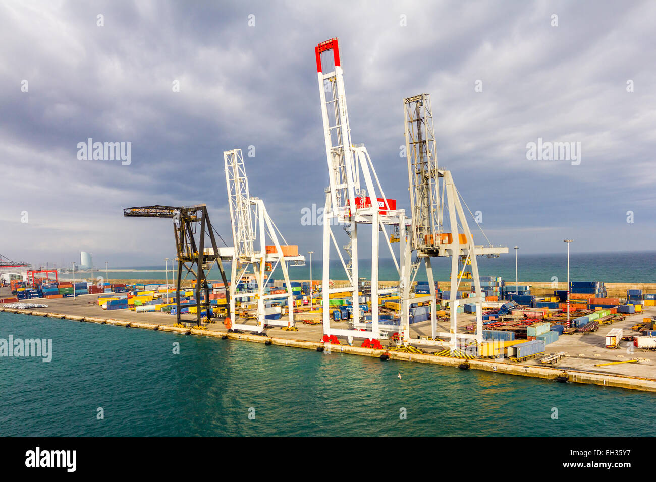 Grues à conteneurs éclipser le port à Barcelone, Espagne Banque D'Images