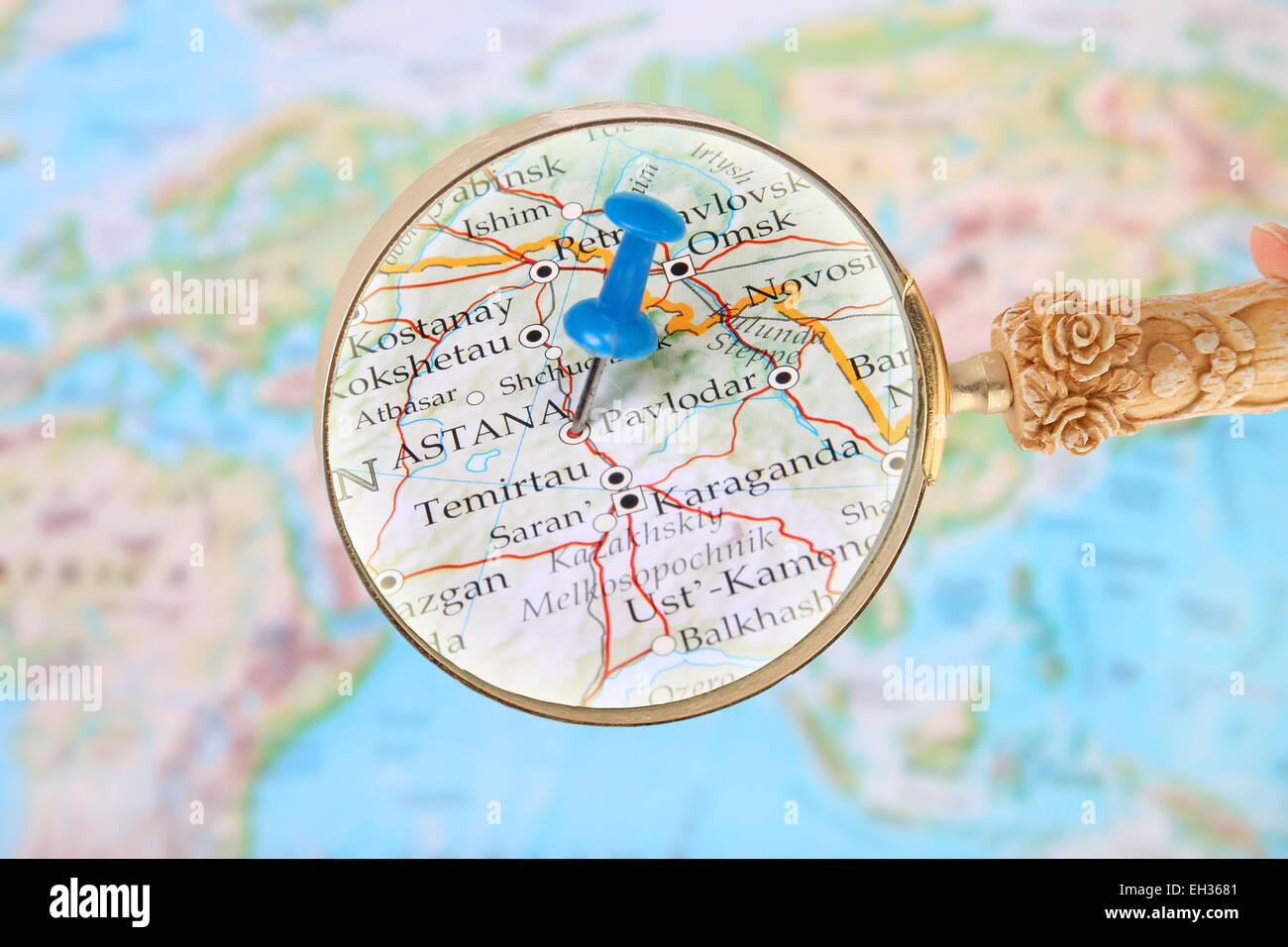 Tack Bleu Sur La Carte Du Monde Avec à La Loupe Dans Sur