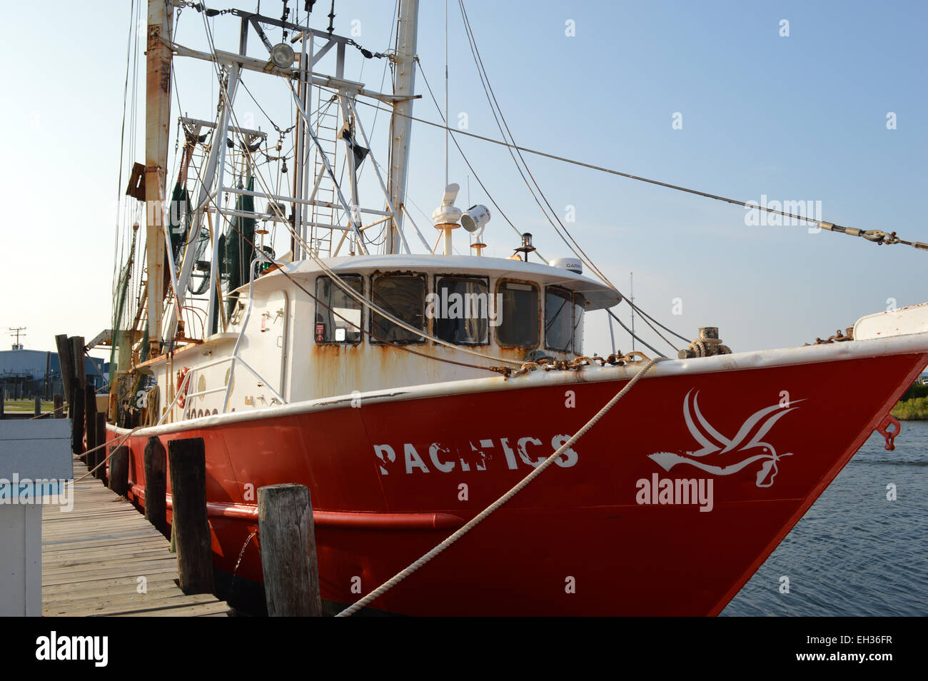 Un bateau de pêche de crevettes/docked in Wanchese, Caroline du Nord. Banque D'Images