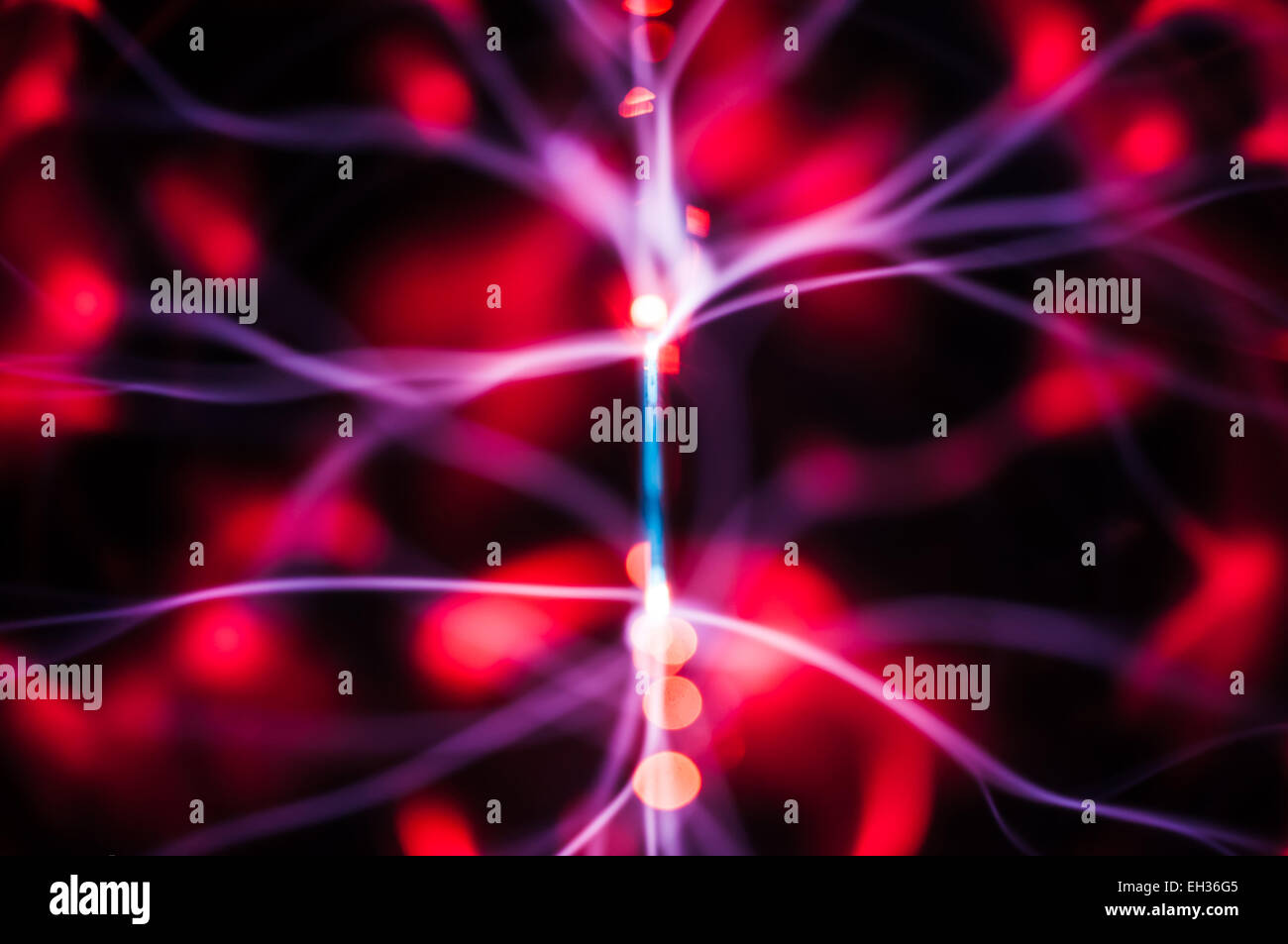 Résumé : La Science des traces de poutres apparentes et de plasma dans l'obscurité. Utile comme modèle ou d'arrière-plan Banque D'Images