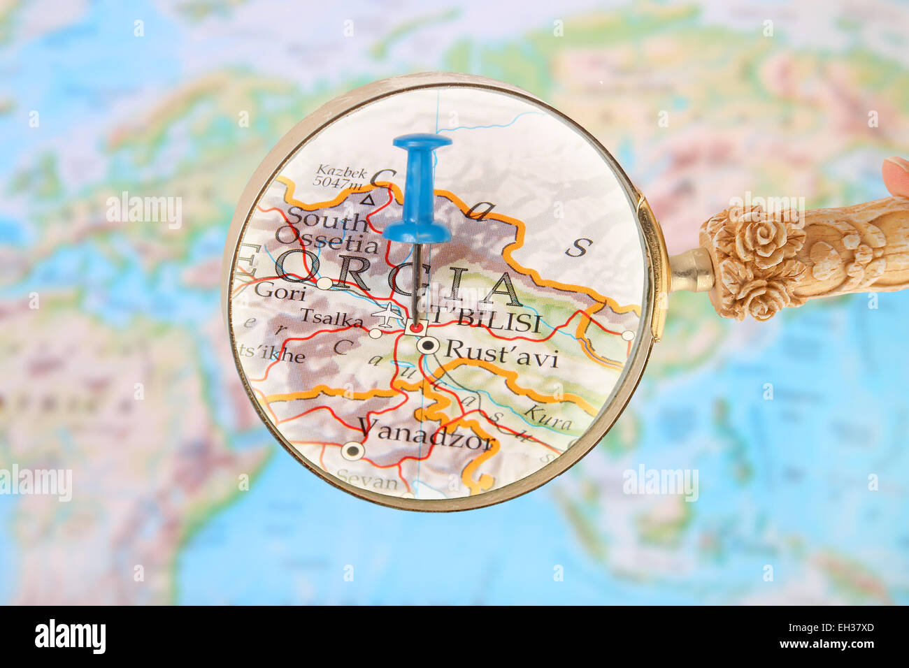 Tack bleu sur la carte du monde avec à la loupe dans sur Tbilissi, Géorgie Banque D'Images