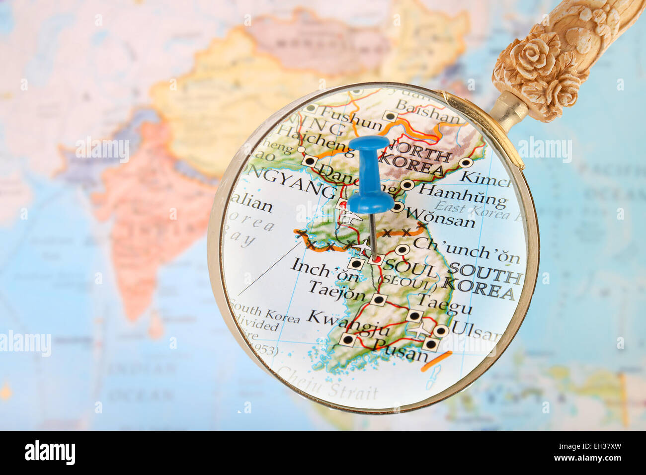 Tack bleu sur la carte de l'Asie avec loupe à à Séoul, Corée du Sud Banque D'Images