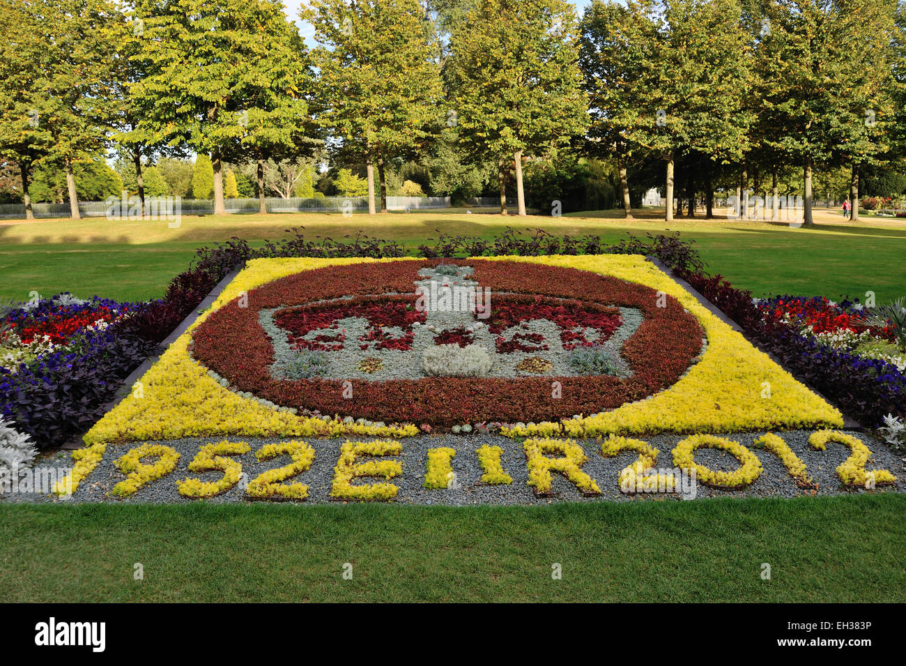 Arrangement de fleurs d'été 60e jubilé commémorant la reine Elizabeth en 2012, jardins à Hampton Court, London, UK Banque D'Images