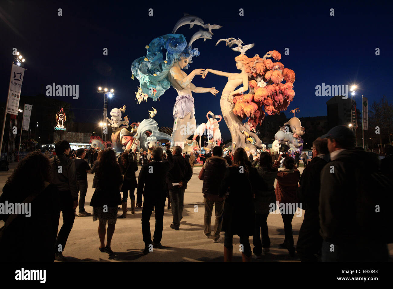 Une énorme sculpture Fallas afficher sur street lors des Fallas, Valencia, Espagne Banque D'Images