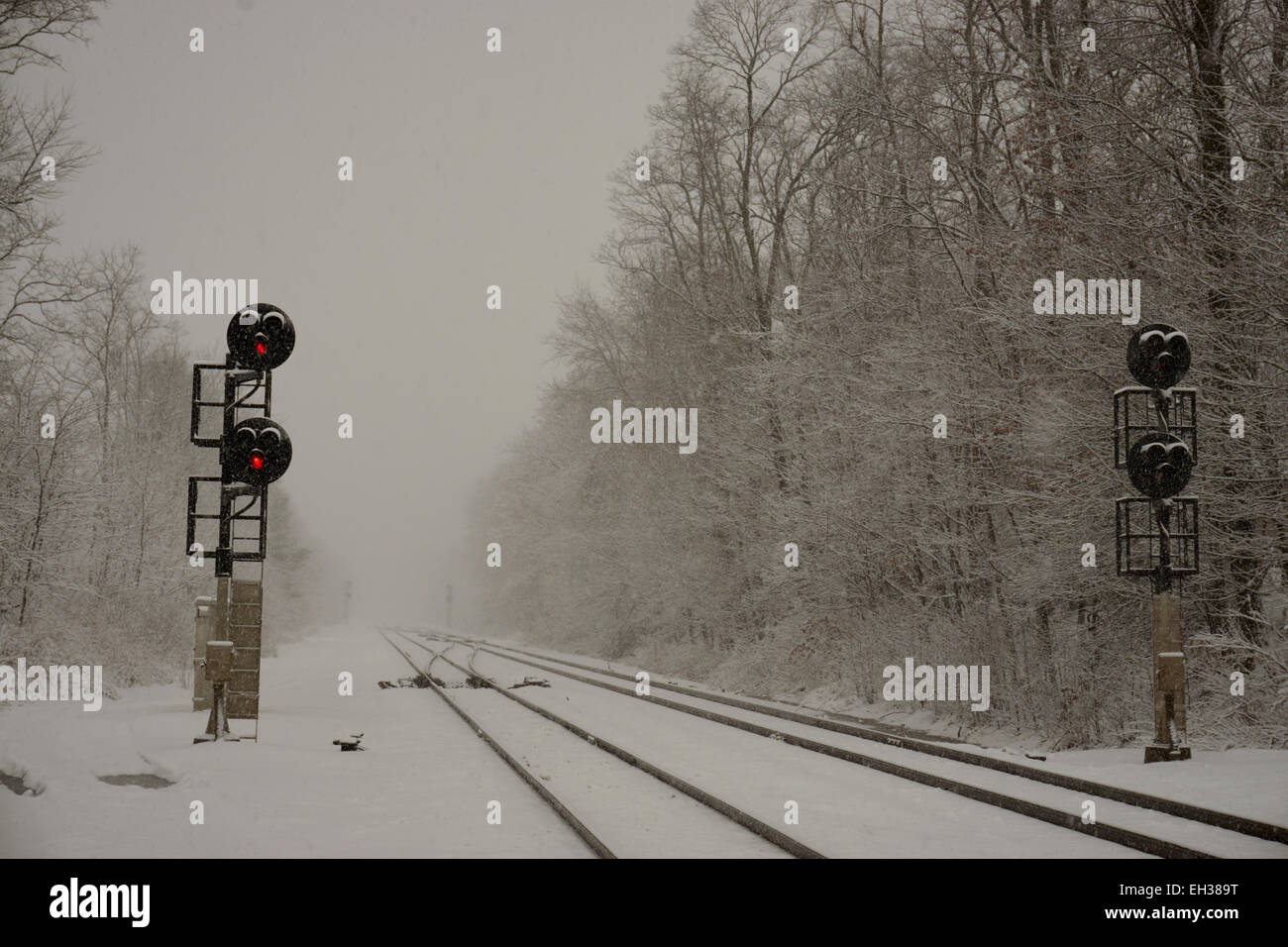 La ligne de chemin de fer dans une tempête hivernale, Edison, New Jersey, USA Banque D'Images
