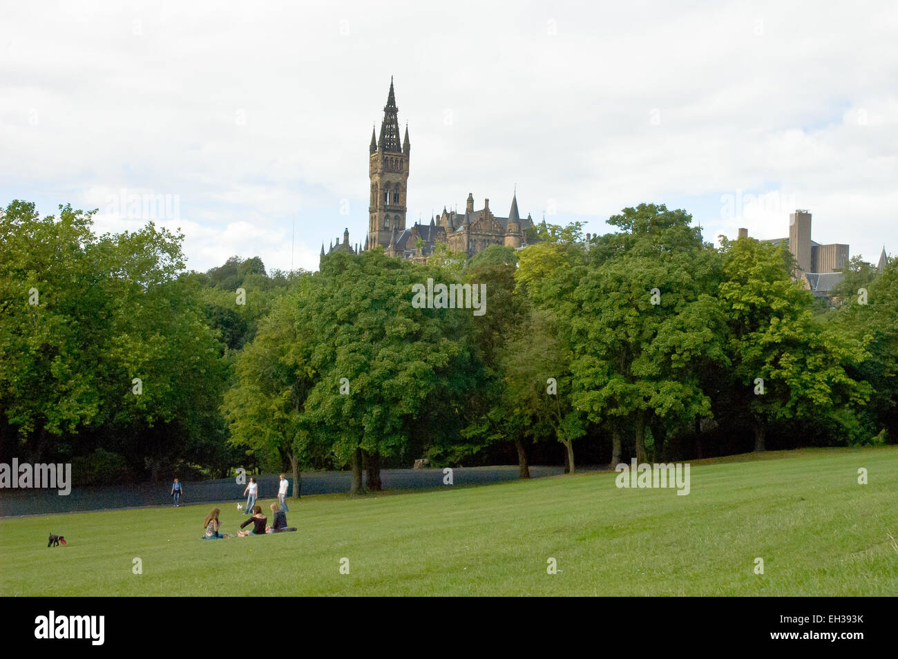 Vue sur parc de Glasgow en Écosse avec les gens et St.Mangouste tour en arrière-plan Banque D'Images