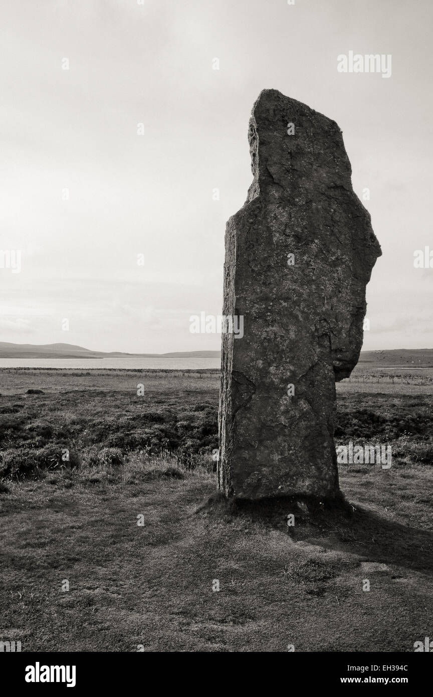 Le cercle de pierres de Stenness vue dans l'île d'Orkney, Ecosse noir et blanc gros plan en pierre Banque D'Images