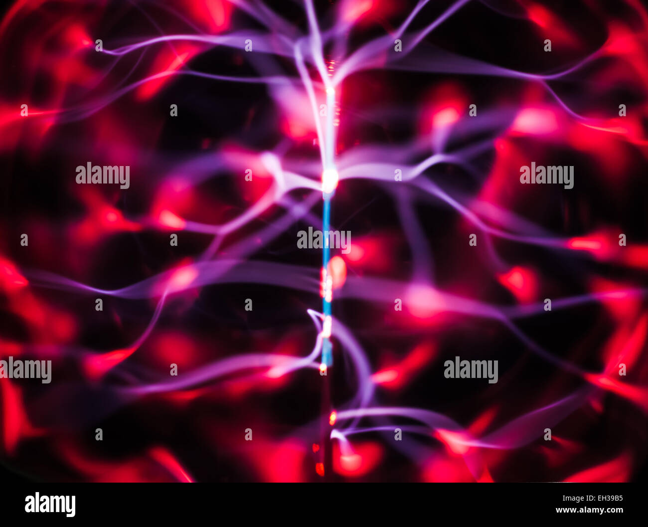 Le plasma et l'énergie : les faisceaux lumineux dans l'obscurité. Utile comme abstract pattern Banque D'Images