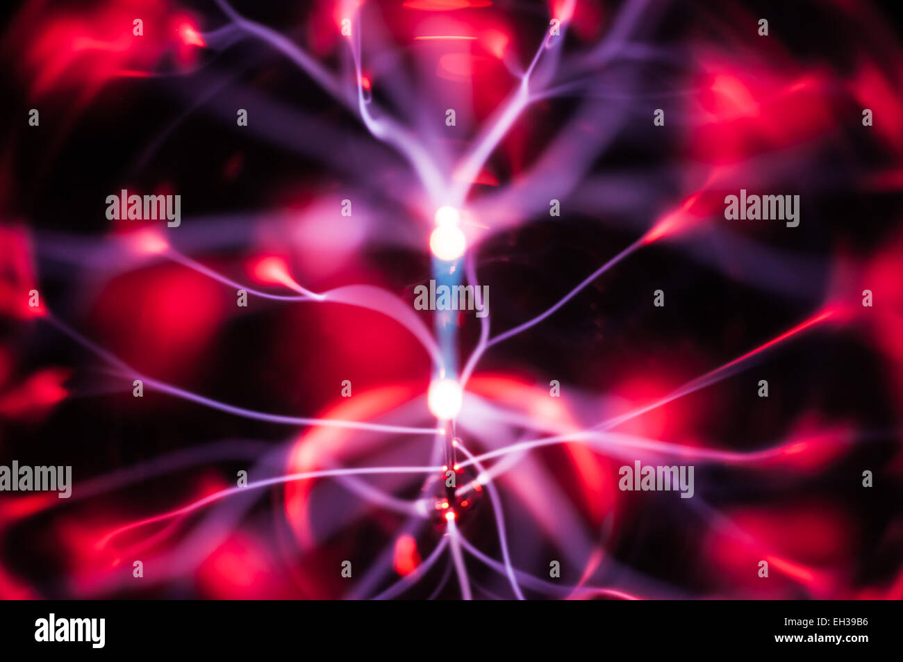 Faisceaux de lumière plasma dans l'obscurité. Utile comme abstract pattern Banque D'Images