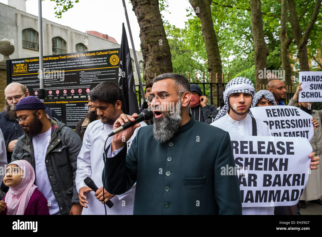 Les IMAGES DU FICHIER : Londres, Royaume-Uni. 30 mai, 2014. Abu Rumaysah islamiste - vrai nom Siddhartha Dhar, en ce moment en Syrie après avoir fui la Grande-Bretagne sur la police caution a été un proche associé d'Anjem Choudary, basé à Londres, et son groupe de l'Islam militant. L'on voit ici (3e à gauche) le 30 mai 2014 avec Anjem Choudary en dehors de la mosquée de Regent's Park à Londres au cours d'une manifestation islamiste. Rumaysah a été arrêté avec d'Anjem Choudary en septembre 2014 et accusé d'encourager le terrorisme et la promotion de l'al-Muhajiroun groupe interdit. Crédit : Guy Josse/Alamy Live News Banque D'Images