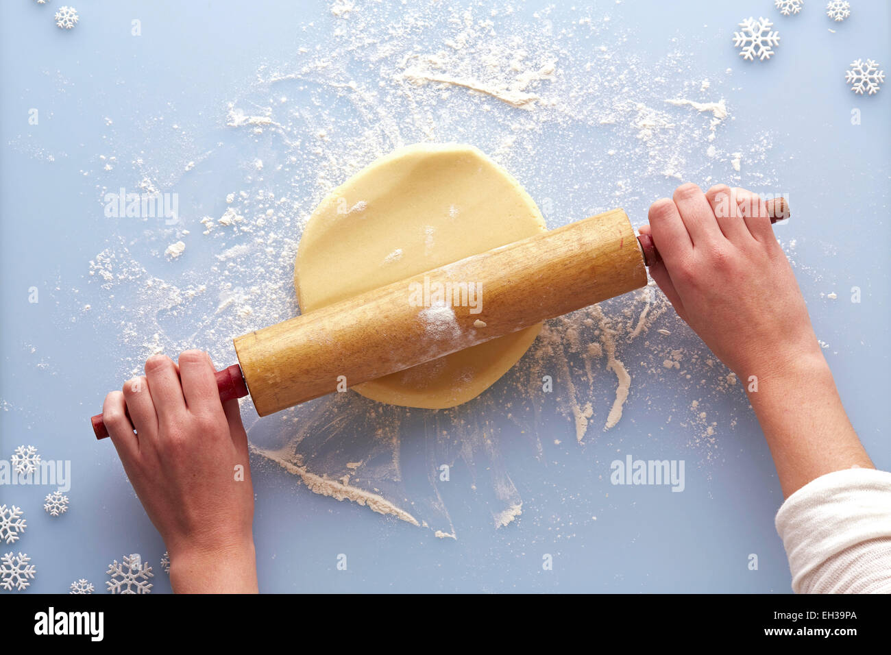 Vue de dessus de femme le déploiement de Sugar Cookie Dough, Studio Shot Banque D'Images