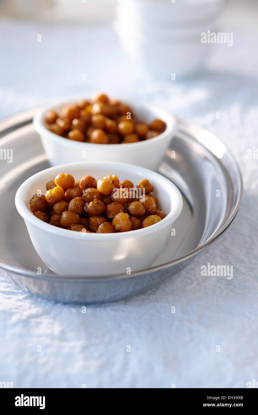 Close-up de pois chiche cuit assaisonné apéritif en portions individuelles dans des bols, Studio Shot Banque D'Images