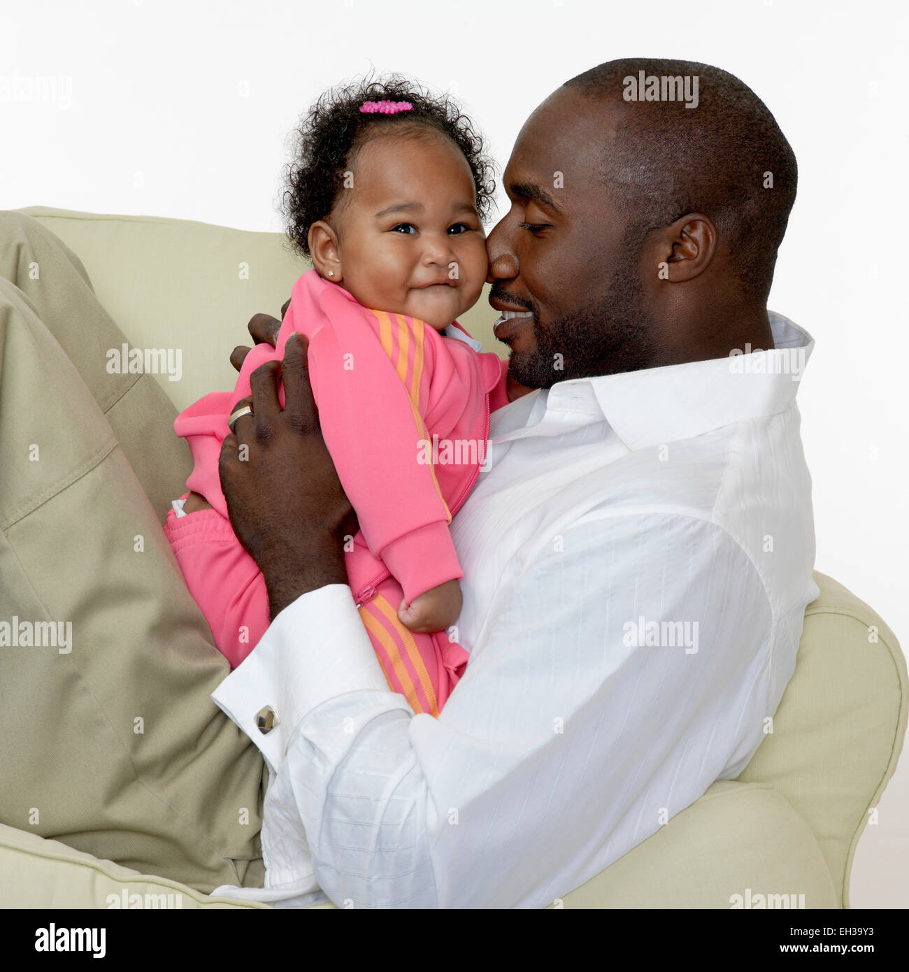 Portrait de père et fille sur chaise, Studio Shot Banque D'Images