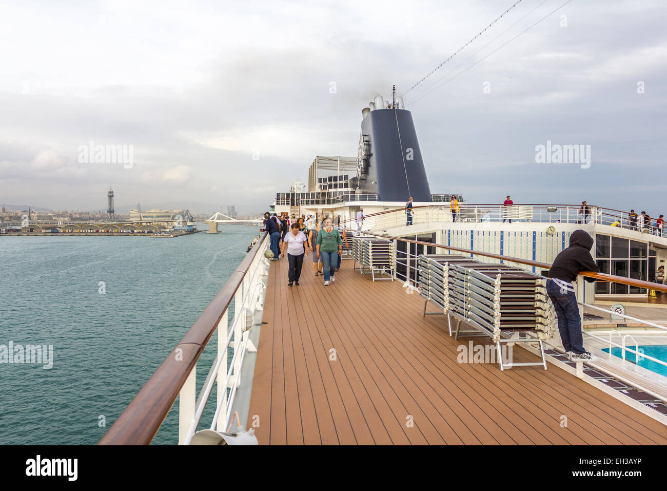 Les passagers sur le pont des navires de croisière au départ du port de Port de Barcelone, Espagne Banque D'Images