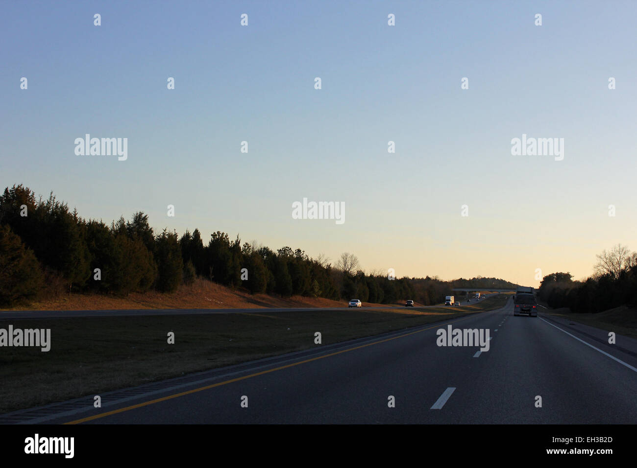 autoroute ou route sombre à deux voies Banque D'Images