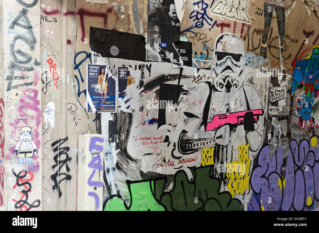 Graffitti couvre un mur de l'Impasse de l'Hôtel d'Argenson dans le quartier du Marais à Paris, France. Banque D'Images
