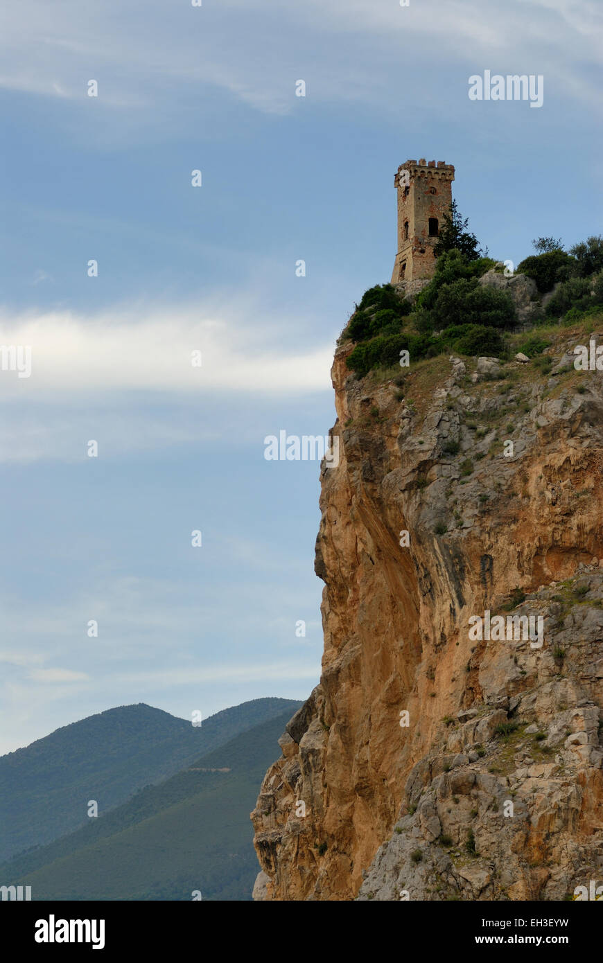 Tour Médiévale sur un éperon rocheux haut, Toscane, Italie Banque D'Images