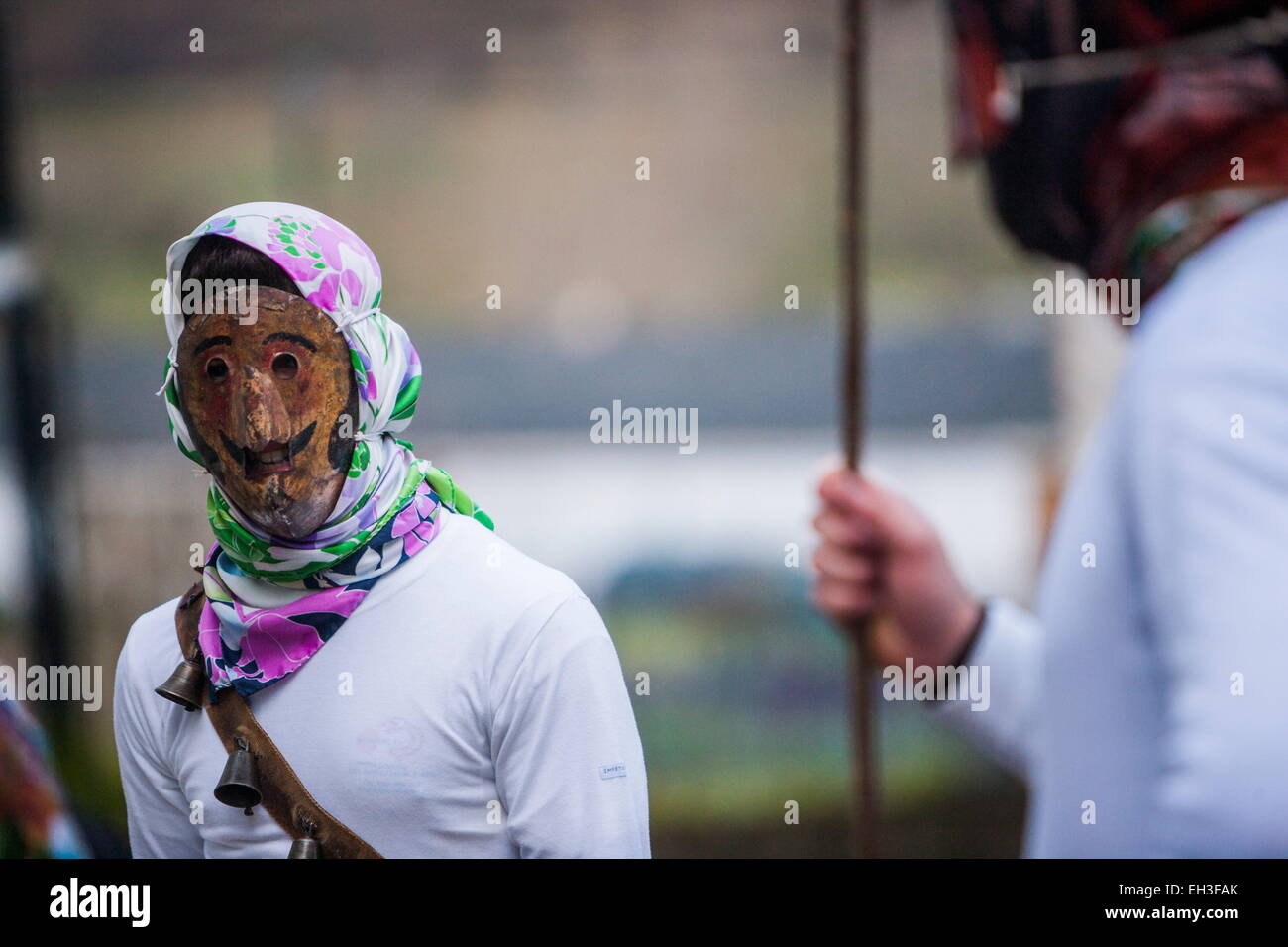 Unanu, Navarra, Espagne. Feb 15, 2015. Amuxarro «' figure avec masque de fer et des bâtons dans les rues de Unanu village durant le carnaval ancestral en Navarre, Espagne. © Celestino Arce/ZUMAPRESS.com/Alamy Live News Banque D'Images