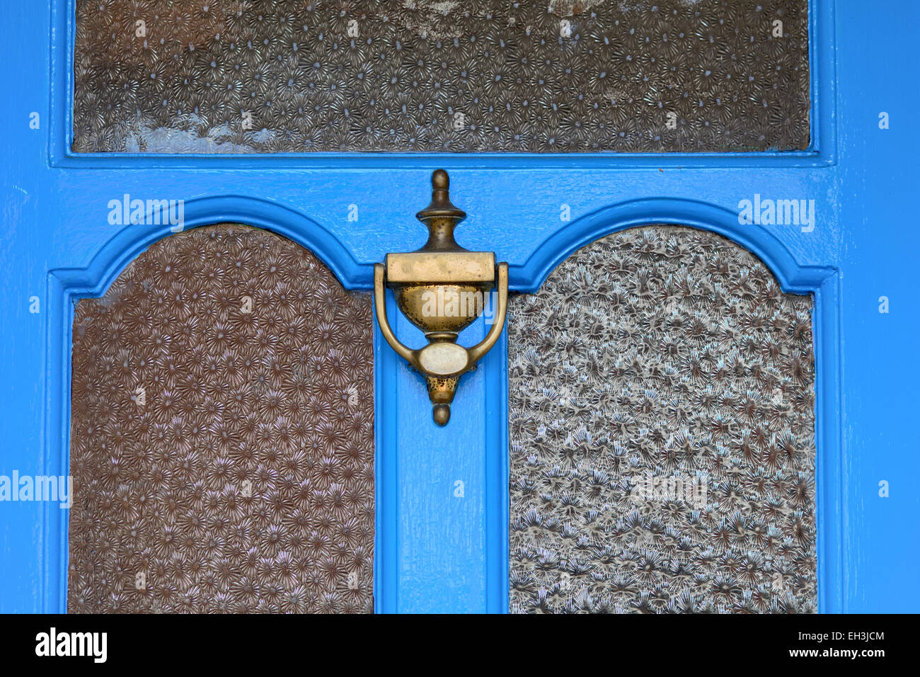 Heurtoir de porte peinte en bleu à l'extérieur de la maison Banque D'Images
