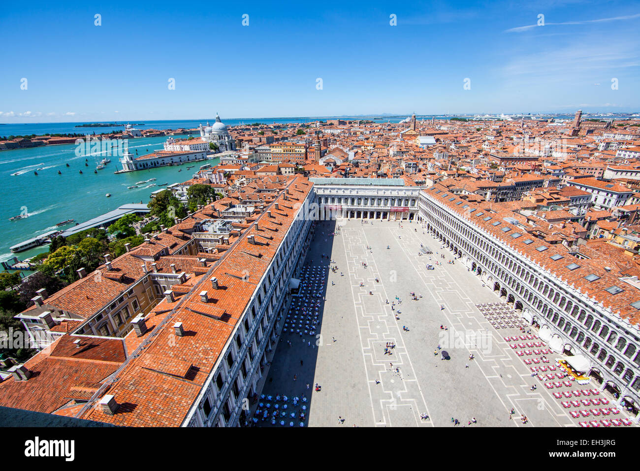 Vue de la Campanile de la Place St Marc, la Piazza San Marco, Grand Canal gauche, Venise, Vénétie, Italie Banque D'Images