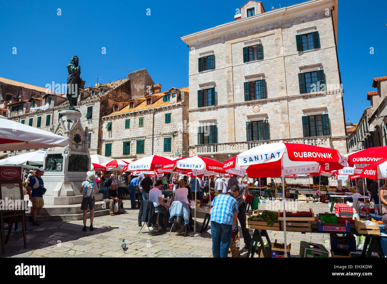 Place du marché, Gundulic Stari Grad (vieille ville), site du patrimoine mondial de l'UNESCO, Dubrovnik, Dalmatie, Croatie, Europe Banque D'Images