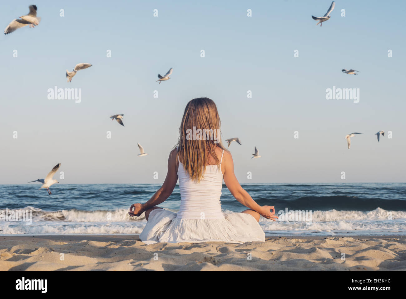 Woman sitting at the sea Banque D'Images