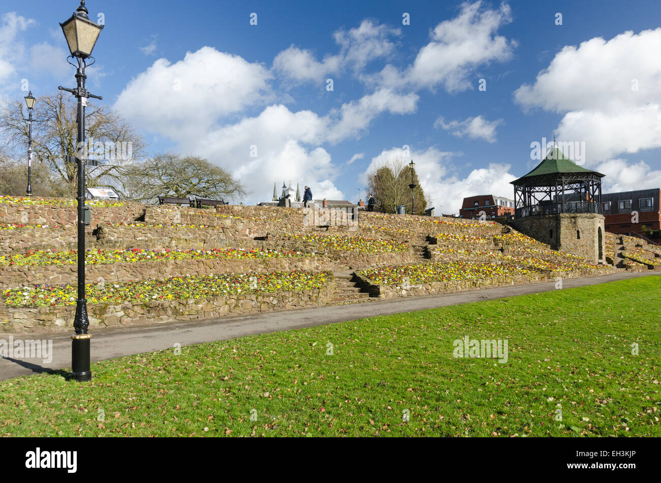 Tamworth Castle plaisir Parc avec kiosque et garder en arrière-plan Banque D'Images