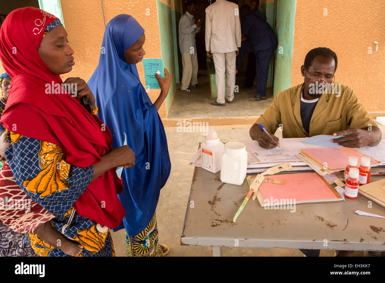 KOMOBANGAU, PROVINCE DE TILLABERI, NIGER, 15 mai 2012 : les enfants souffrant de malnutrition et leurs mères sont traités à l'échelle locale du centre de santé clinique hebdomadaire. Banque D'Images