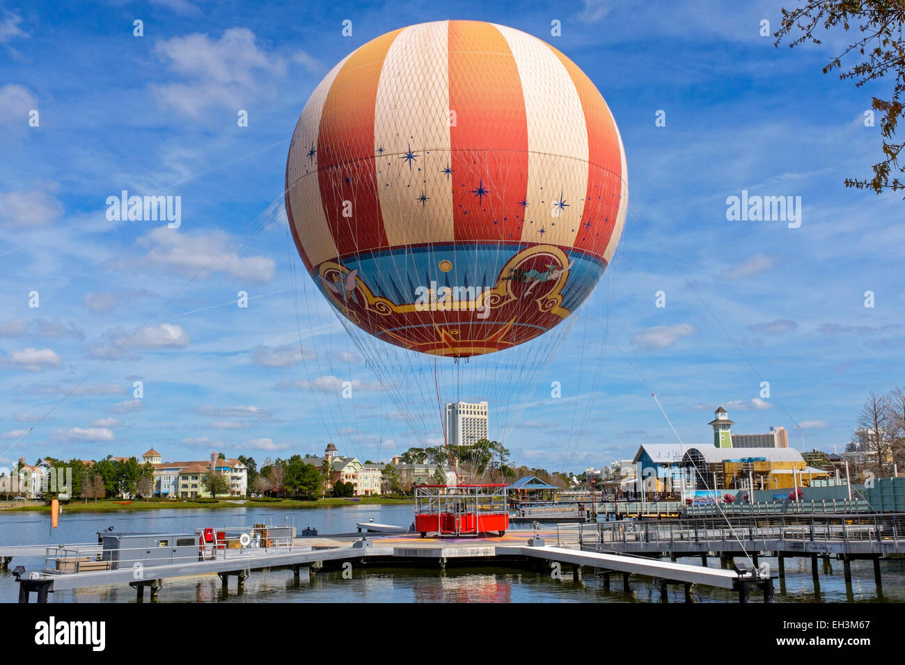 Ballon aérien colorés et de palmiers à Downtown Disney, Orlando, Floride,  USA Photo Stock - Alamy