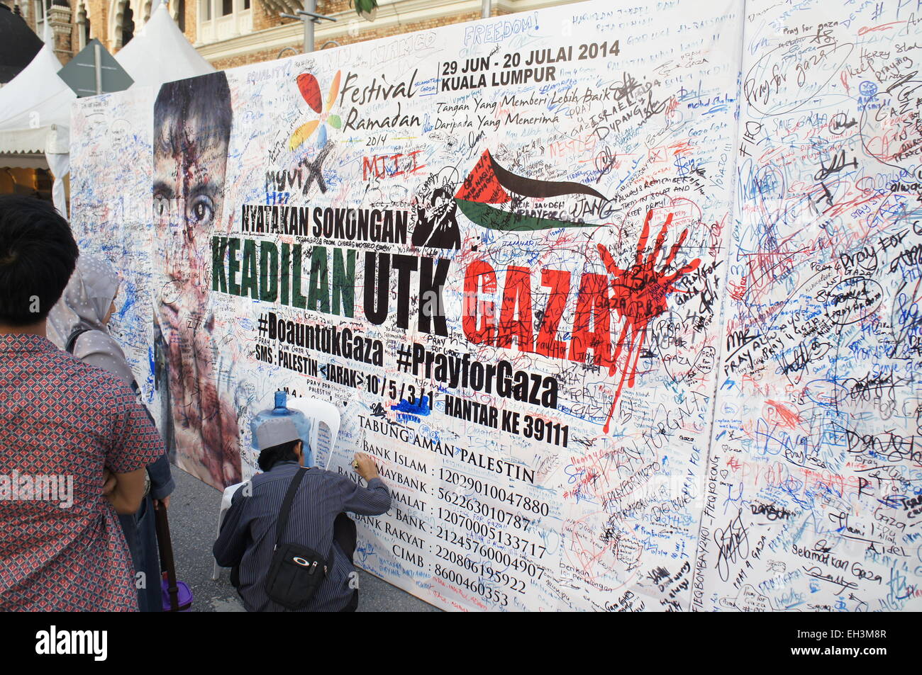Les Malaisiens signature pétition à l'appui de la justice pour Gaza, campagne de dons d'aide Banque D'Images