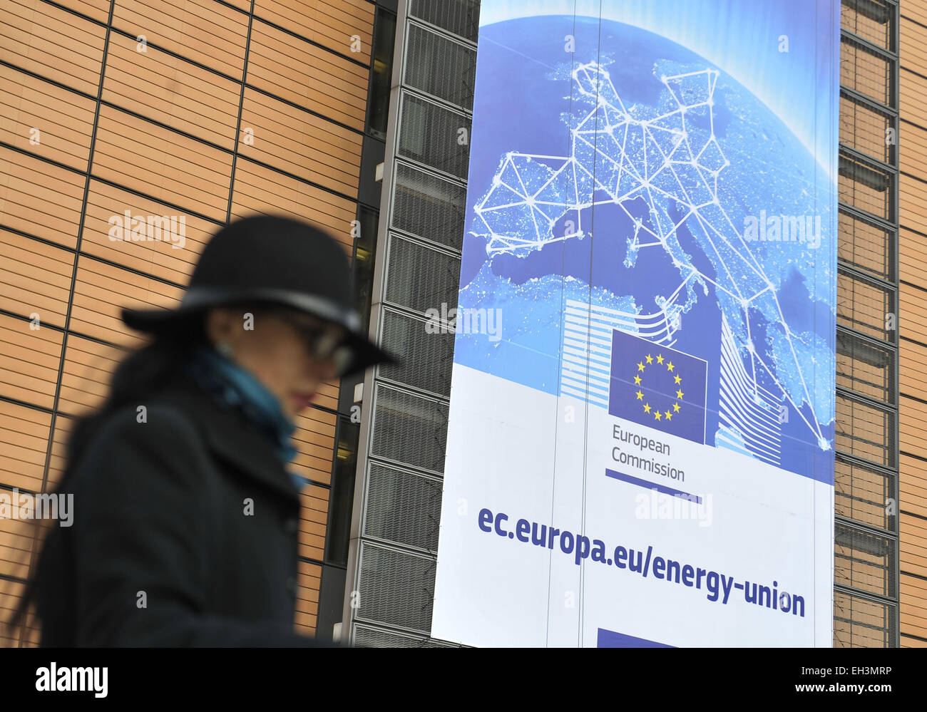 Bruxelles. 6Th Mar, 2015. Photo prise le 6 mars 2015 montre une gigantesque affiche écrit "Vers une Union européenne de l'énergie' accrocher sur la Commission européenne (CE) siège à Bruxelles, capitale de la Belgique. La CE a déclaré qu'environ 100 millions d'euros (ou 111 millions de dollars américains) serait disponible pour des projets visant à achever le marché européen de l'énergie ici jeudi. Credit : Ye Pingfan/Xinhua/Alamy Live News Banque D'Images