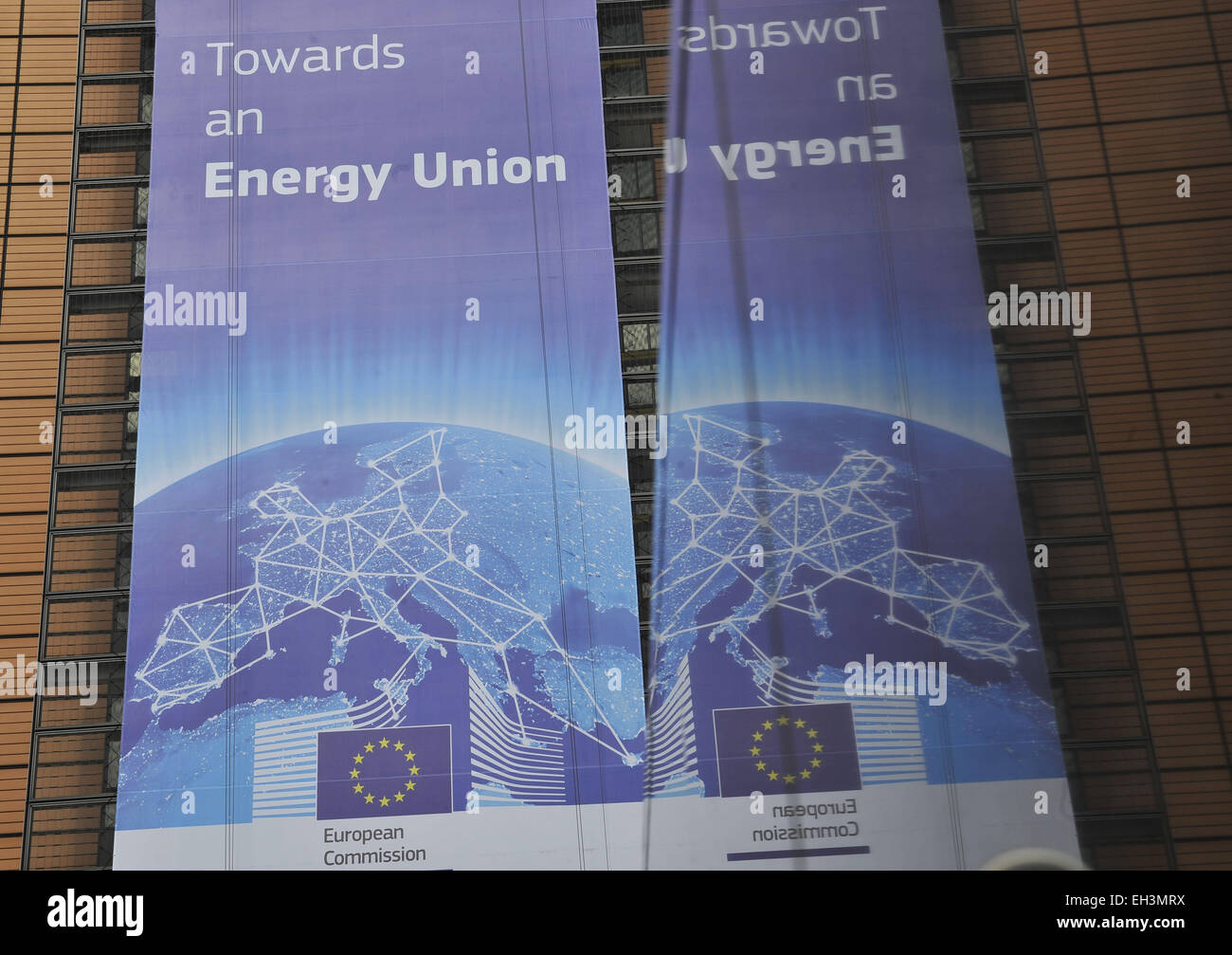 Bruxelles. 6Th Mar, 2015. Photo prise le 6 mars 2015 montre une gigantesque affiche écrit "Vers une Union européenne de l'énergie' accrocher sur la Commission européenne (CE) siège à Bruxelles, capitale de la Belgique. La CE a déclaré qu'environ 100 millions d'euros (ou 111 millions de dollars américains) serait disponible pour des projets visant à achever le marché européen de l'énergie ici jeudi. Credit : Ye Pingfan/Xinhua/Alamy Live News Banque D'Images