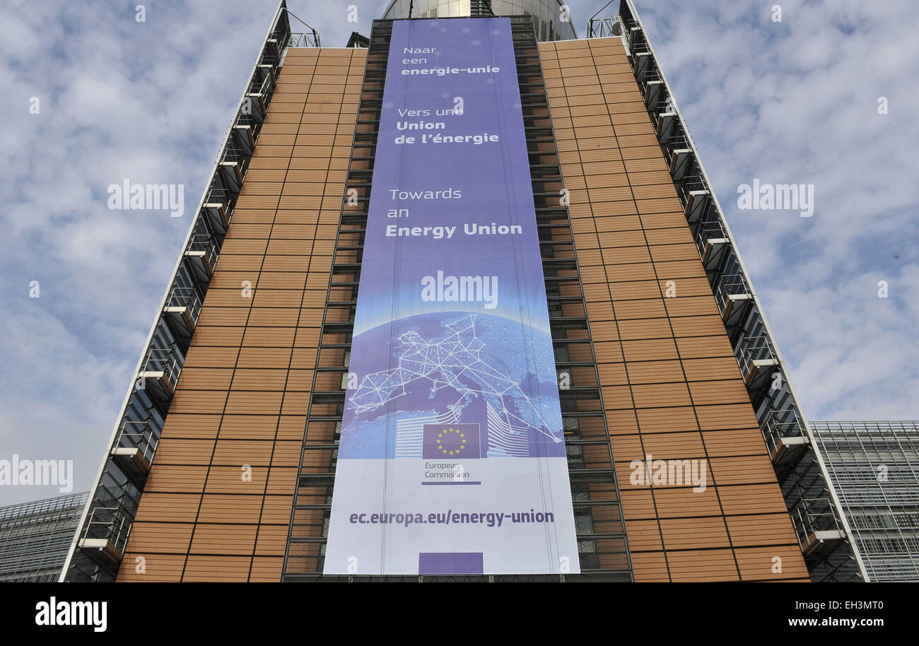 Bruxelles. 6Th Mar, 2015. Photo prise le 6 mars 2015 montre une gigantesque affiche écrit "Vers une Union européenne de l'énergie' accrocher sur la Commission européenne (CE) siège à Bruxelles, capitale de la Belgique. La CE a déclaré qu'environ 100 millions d'euros (ou 111 millions de dollars américains) serait disponible pour des projets visant à achever le marché européen de l'énergie ici jeudi. Credit : Ye Pingfan/Xinhua/Alamy Live News Banque D'Images