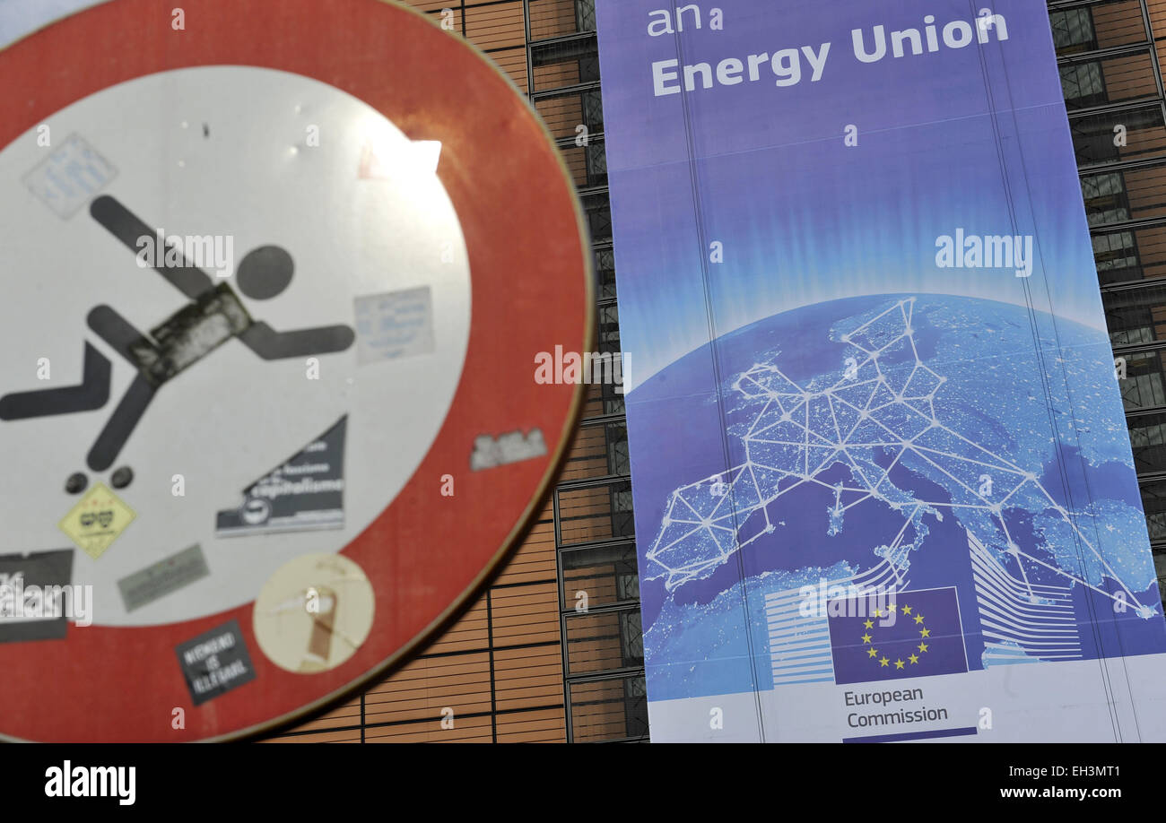 Bruxelles. 6Th Mar, 2015. Photo prise le 6 mars 2015 montre une gigantesque affiche écrit "Vers une Union européenne de l'énergie' accrocher sur la Commission européenne (CE) siège à Bruxelles, capitale de la Belgique. La CE a déclaré qu'environ 100 millions d'euros (ou 111 millions de dollars américains) serait disponible pour des projets visant à achever le marché européen de l'énergie ici jeudi. Credit : Ye Pingfan/Xinhua/Alamy Live News Banque D'Images