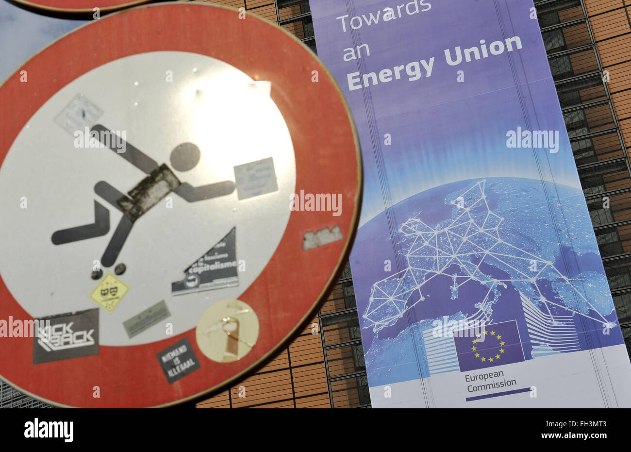 Bruxelles. 6Th Mar, 2015. Photo prise le 6 mars 2015 montre une gigantesque affiche écrit "Vers une Union européenne de l'énergie' accrocher sur la Commission européenne (CE) siège à Bruxelles, capitale de la Belgique. La CE a déclaré qu'environ 100 millions d'euros (ou 111 millions de dollars américains) serait disponible pour des projets visant à achever le marché européen de l'énergie ici jeudi. Credit : Ye Pingfan/Xinhua/Alamy Live News Banque D'Images