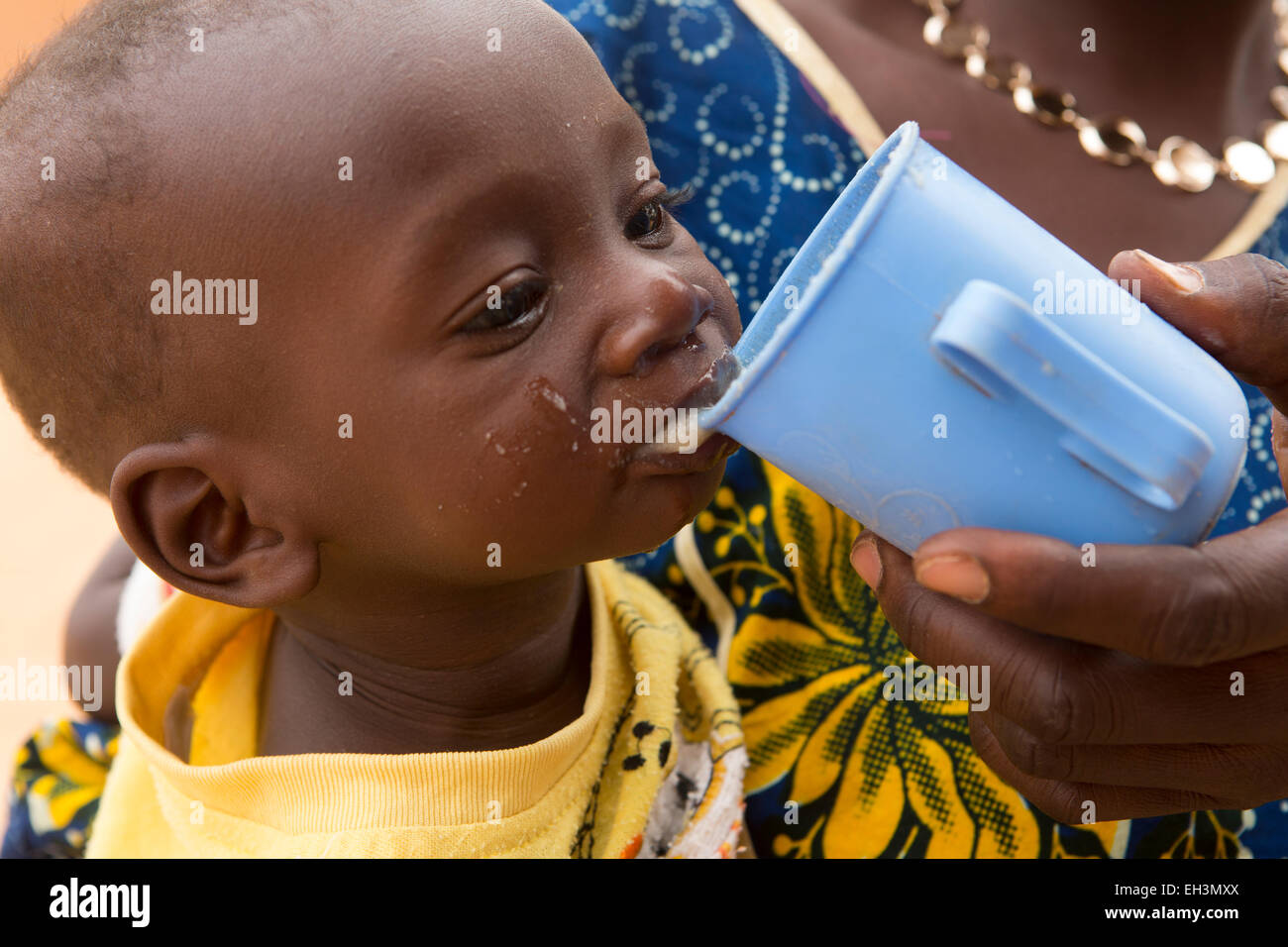 KOMOBANGAU, PROVINCE DE TILLABERI, NIGER, 15 mai 2012 : les enfants souffrant de malnutrition et leurs mères sont traités à l'échelle locale du centre de santé clinique hebdomadaire. Banque D'Images