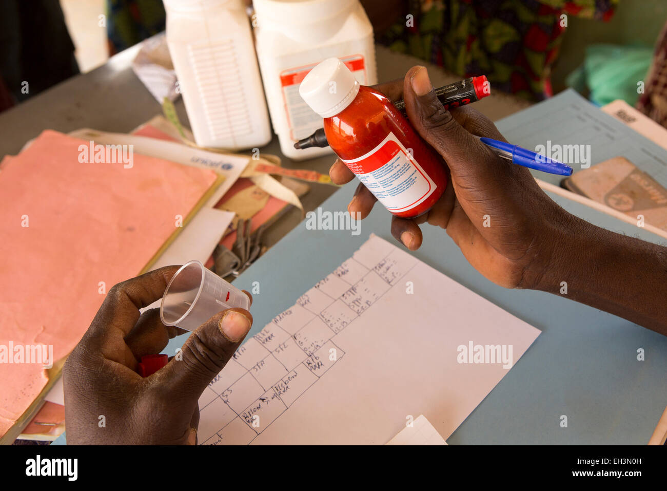 KOMOBANGAU, PROVINCE DE TILLABERI, NIGER, 15 mai 2012 : un médecin assure la distribution d'un médicament pour les enfants souffrant de malnutrition et leurs mères au centre de santé local. Banque D'Images