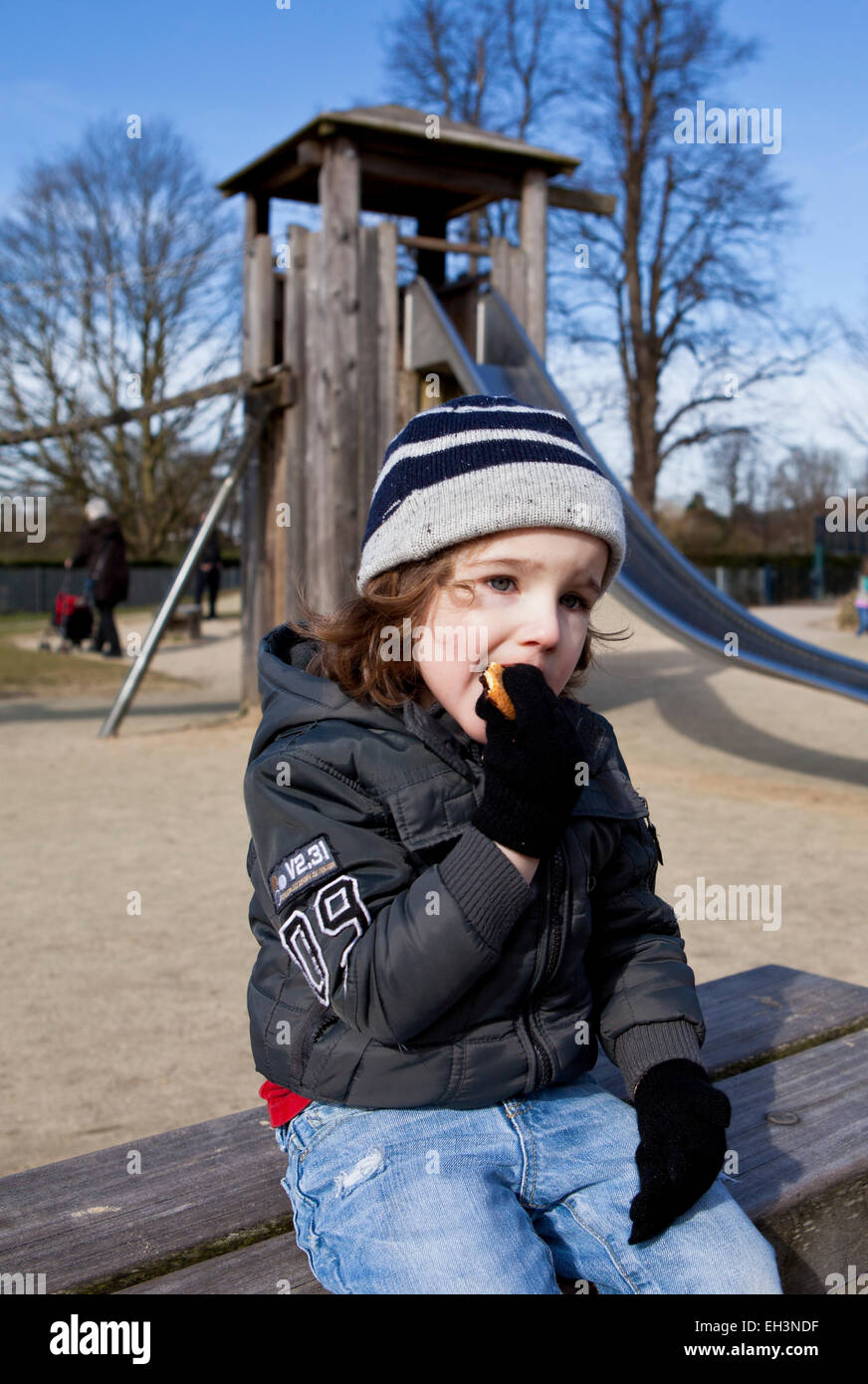 L'alimentation des tout-petits dans une aire de jeux Banque D'Images