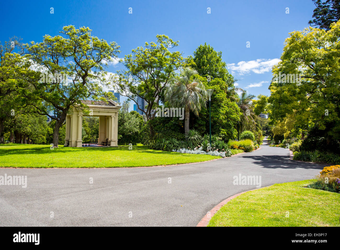 Fitzroy Gardens près de Melbourne CBD sur une chaude journée d'été Banque D'Images