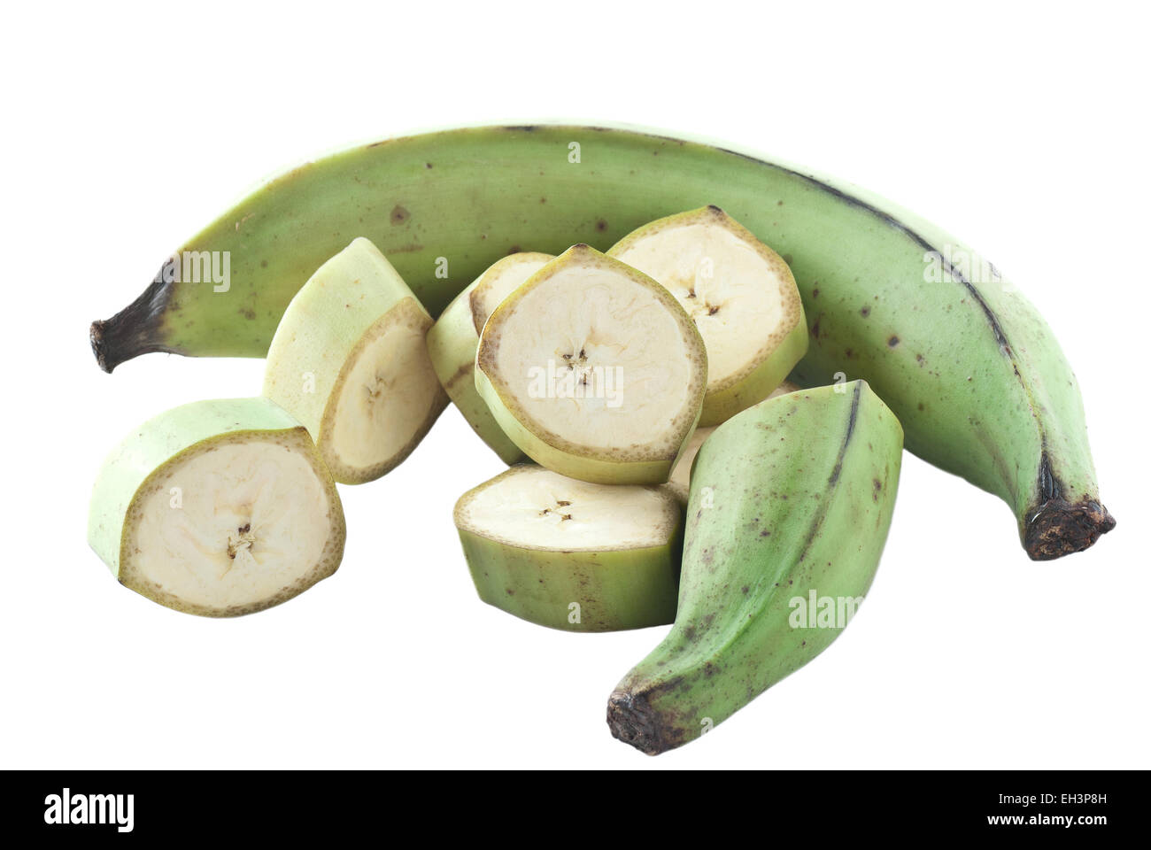 Plantain, entières ou coupées en tranches sur fond blanc. Banque D'Images