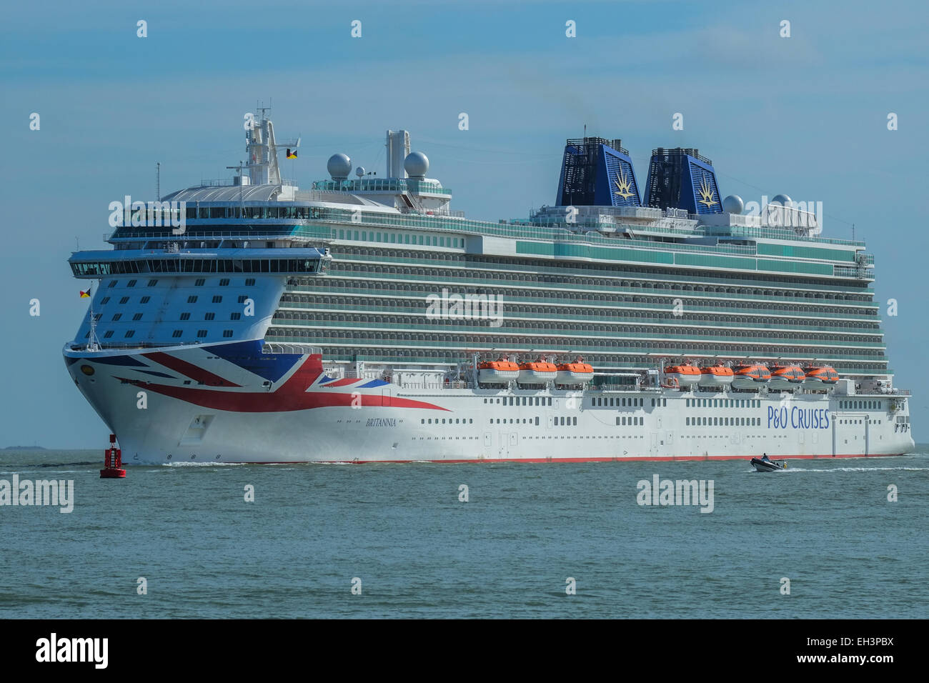 5 mars 2015 Eaux Southampton.Britannia entrant dans les eaux de Southampton pour la première fois.Britannia est un navire de croisière pour P&O Cruises, prévu pour entrer en service le 14 mars 2015. Britannia le navire plus grand du genre dans le monde. Britannia sera le produit phare de P&O Cruises UK, en l'honneur d'Oriana. Crédit : Paul Chambers/Alamy Live News Banque D'Images