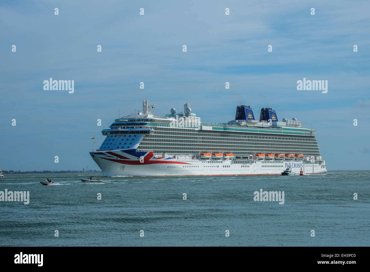 5 mars 2015 Eaux Southampton.Britannia entrant dans les eaux de Southampton pour la première fois.Britannia est un navire de croisière pour P&O Cruises, prévu pour entrer en service le 14 mars 2015. Britannia le navire plus grand du genre dans le monde. Britannia sera le produit phare de P&O Cruises UK, en l'honneur d'Oriana. Crédit : Paul Chambers/Alamy Live News Banque D'Images