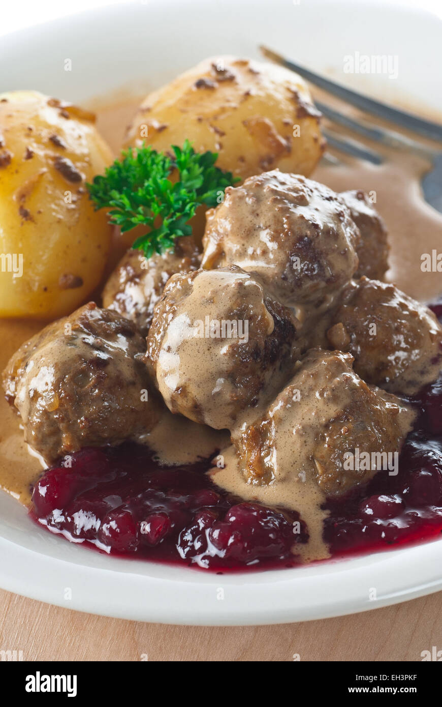 Swedish meatballs servi avec sauce à la crème, pommes de terre et de confiture d'airelles. Banque D'Images