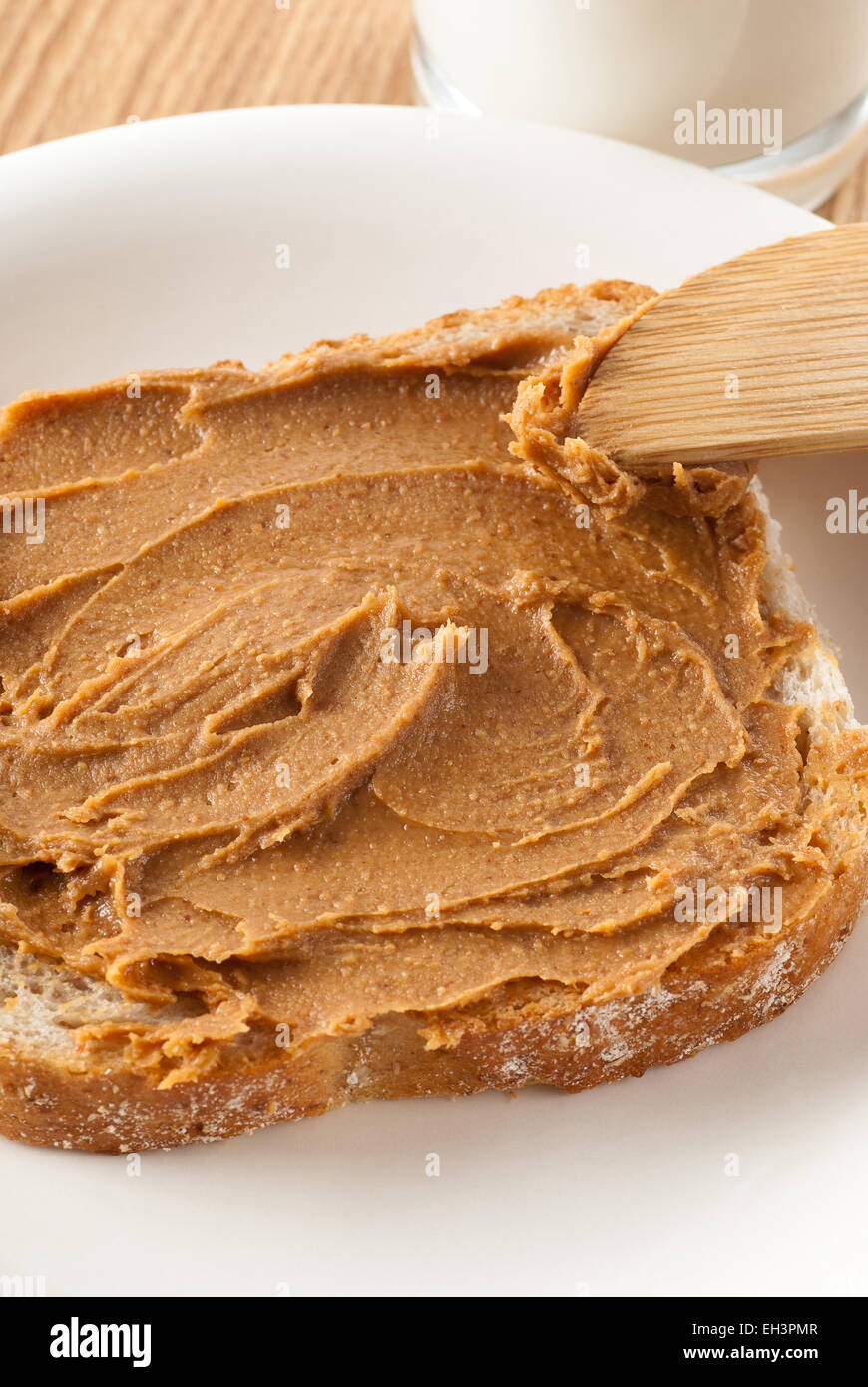 Sandwich au beurre d'arachide avec un verre de lait. Banque D'Images